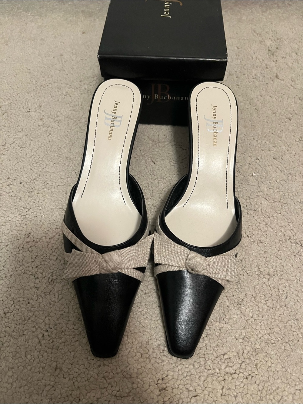 Jenny Buchanan Black Leather Pointed-Toe kitten heels with Beige bow